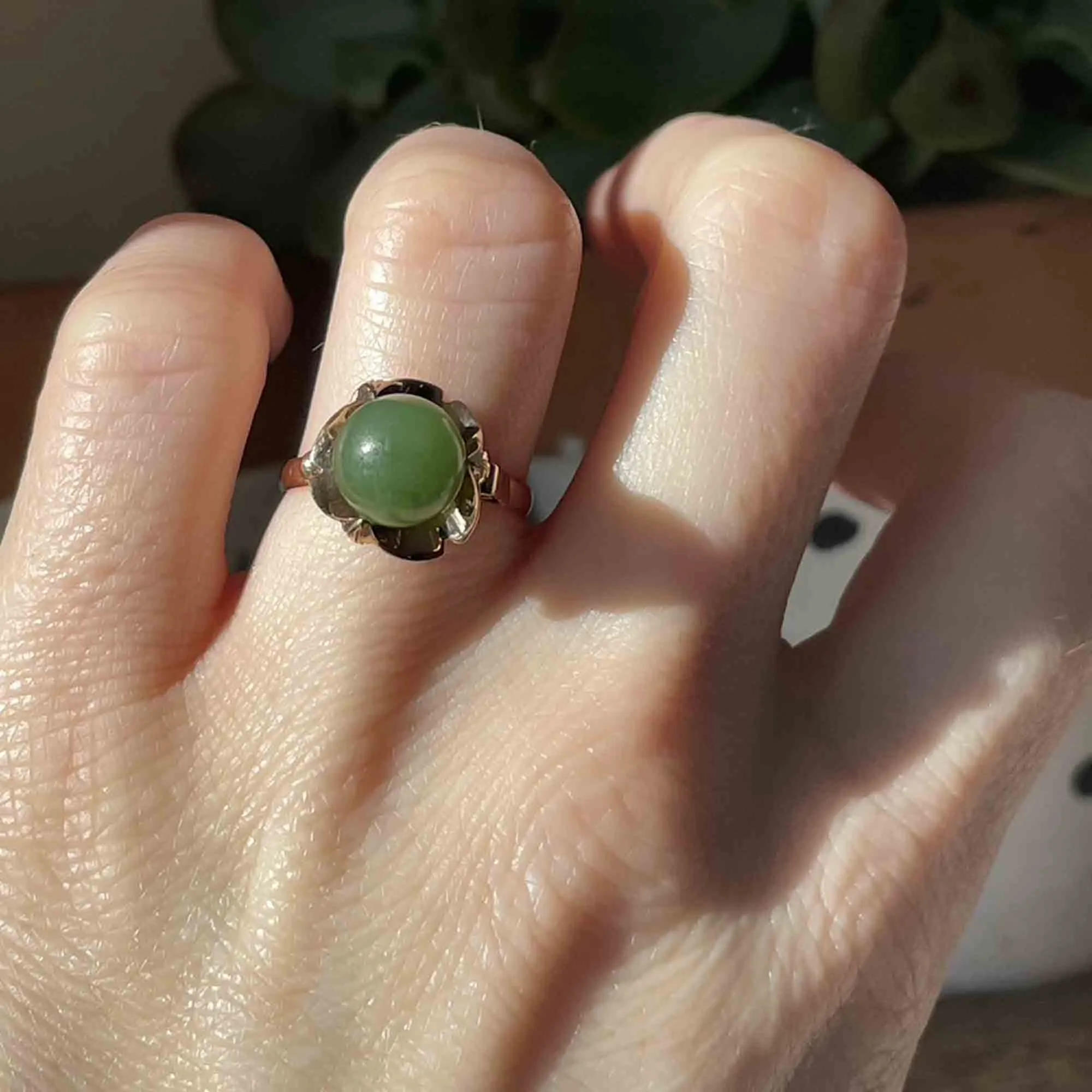 Vintage 18K Gold Buttercup Jade Ball Ring