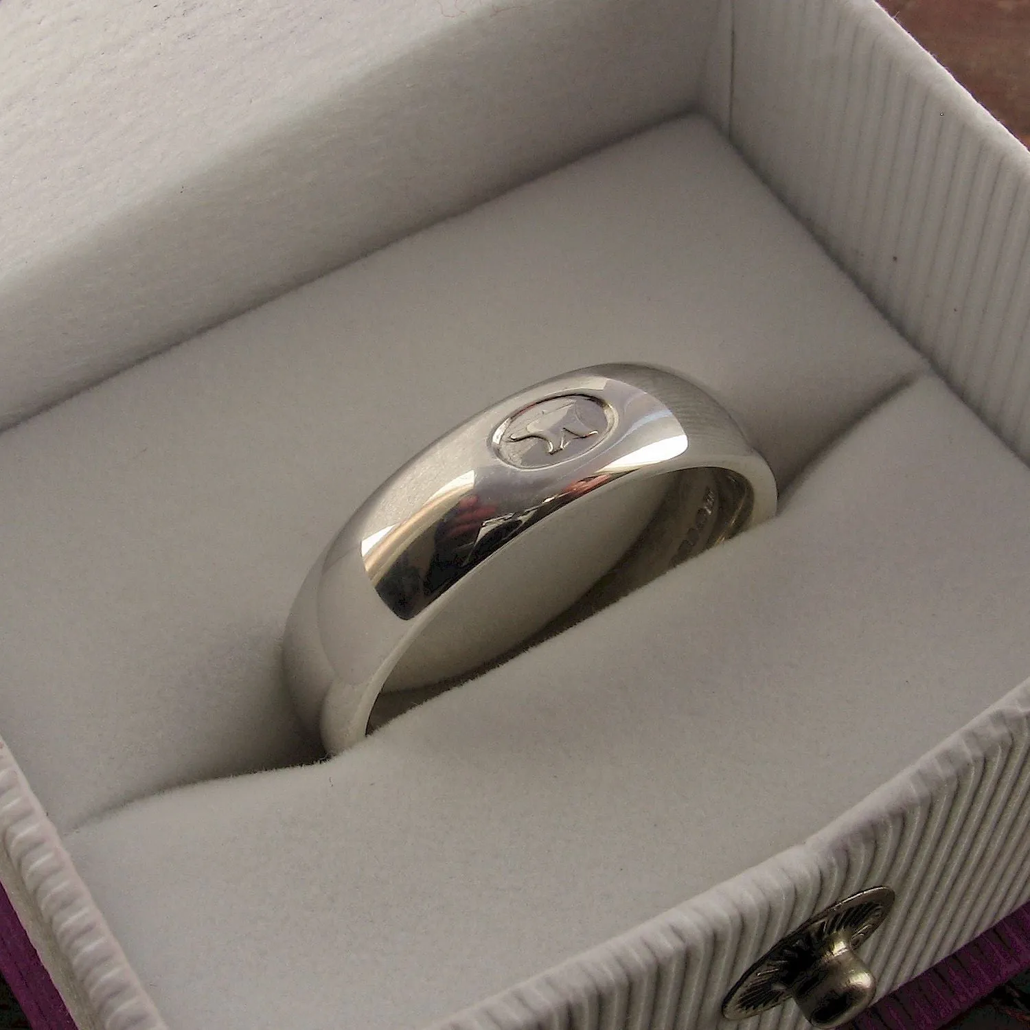 Wedding ring 5mm to 6mm Gretna Green medium white gold court