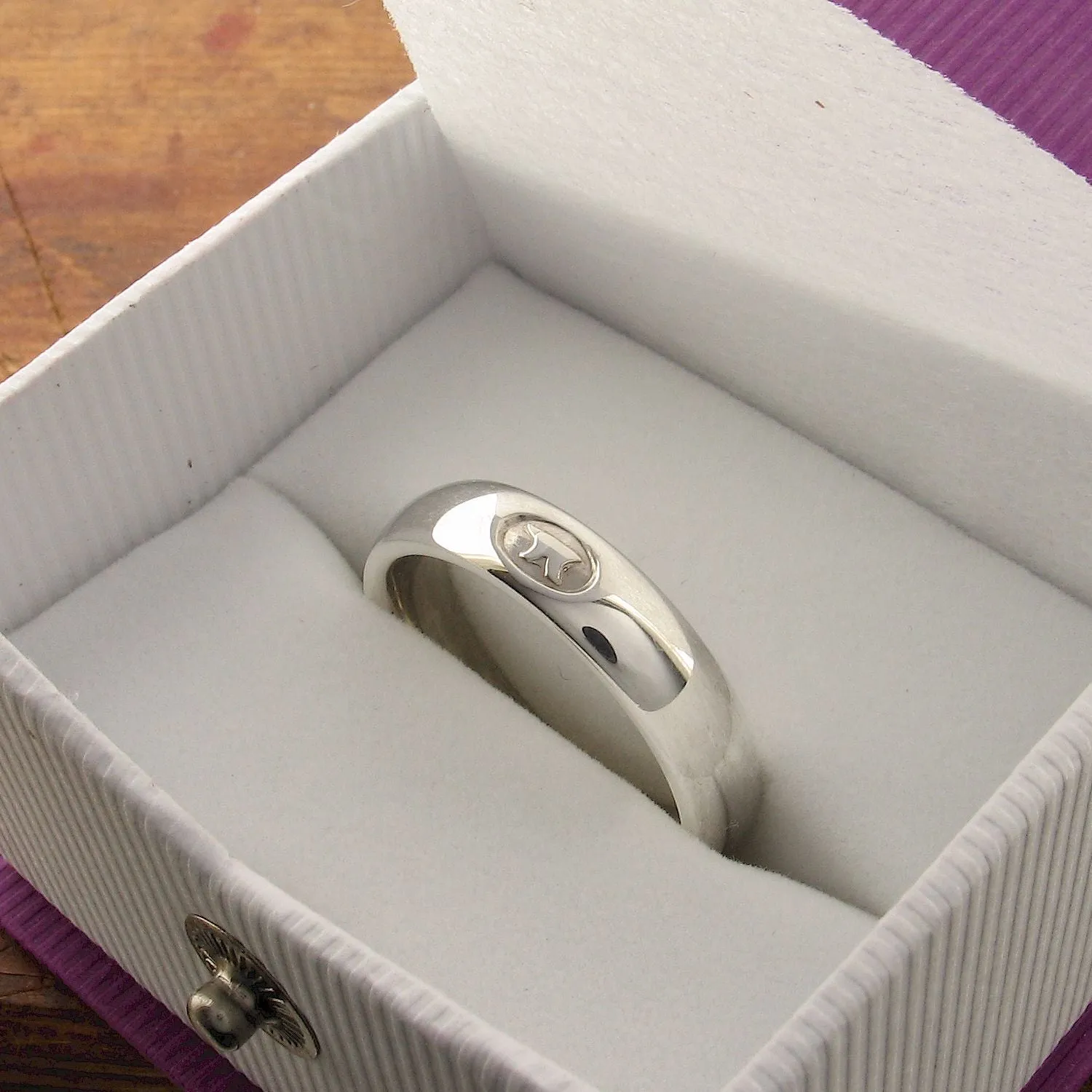 Wedding ring 5mm to 6mm Gretna Green medium white gold court