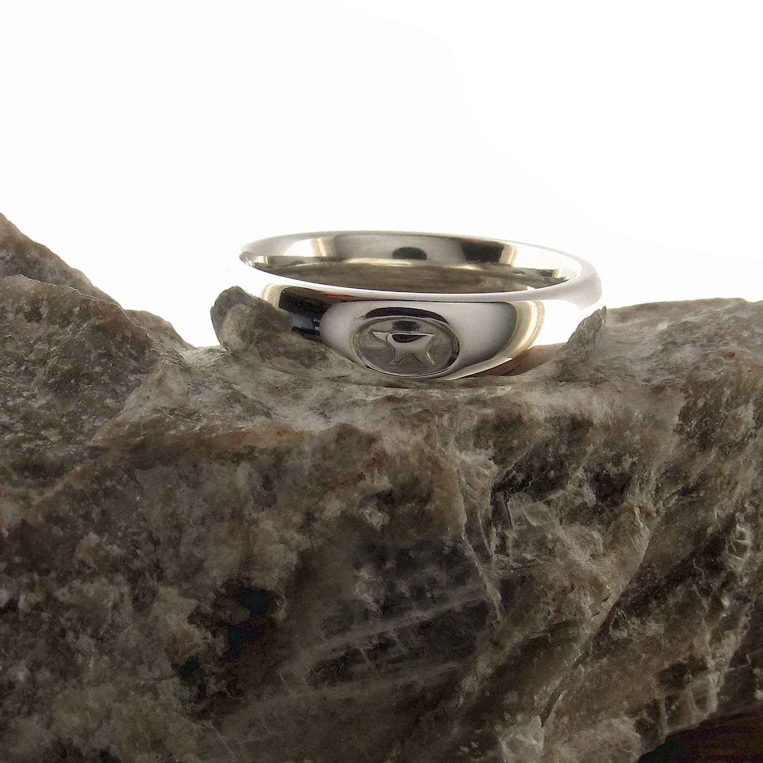 Wedding ring 5mm to 6mm Gretna Green medium white gold court